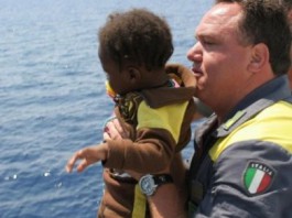 IMMIGRAZIONE, IN ARRIVO 266 PROFUGHI, TRA CUI 46 BAMBINI: SERVONO VESTITI, ECCO COME AIUTARE