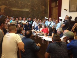 VERTICE AL COMUNE, AMBULANTI ABUSIVI: “NO SAN FILIPPO”. ACCORINTI: “REGOLARIZZIAMO PURE EXTRACOMUNITARI”