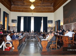 Servizi sociali. Sollevazione trasversale in Consiglio, 21 diffidano Giunta: “Trovare risorse per prossimi 3 anni”