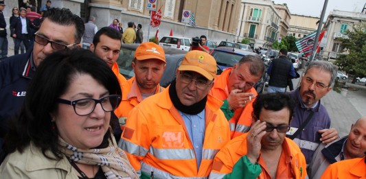 L’amministrazione rassicura i lavoratori di Messinambiente, “avviata procedura pagamento”. Il 18 incontro con i sindacati