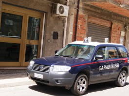 Anziano in stato confusionale danneggia alcuni veicoli in sosta. Denunciato dai Carabinieri
