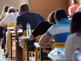 Maturità, si parte con la prova di italiano. Tra le tracce: Ungaretti, Sciascia e Dalla Chiesa.