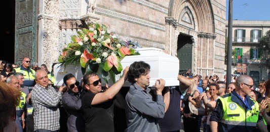 CIAO PROVVY. LA CITTA’ SI STRINGE INTORNO ALLA FAMIGLIA GRASSI PER L’ULTIMO SALUTO