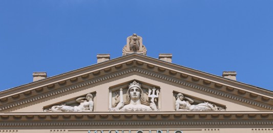 Firma del contratto per gli operatori della nuova agenzia comunale per i servizi sociali