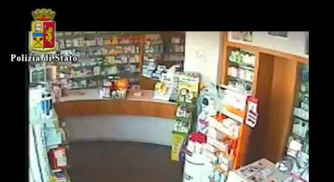 ARRESTATO IL RAPINATORE DELLA FARMACIA PAPISCA: INCASTRATO DALLE IMMAGINI DELLA VIDEOSORVEGLIANZA