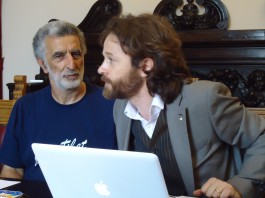 TEATRO SOCIALE, PINOCCHIO E DA VINCI IN SCENA “MANO CON MANO” A CASA SERENA E AL CARCERE