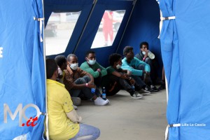 Sbarco migranti profughi 26 giugno 2014 (17)