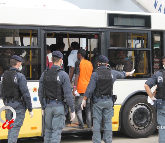 ACCOGLIENZA MIGRANTI: NESSUN POLIZIOTTO È MALATO, PUBBLICATO VADEMECUM PER AGENTI