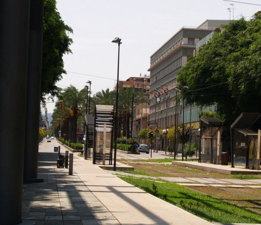Ruba maglie firmate in un grande magazzino, 48enne bloccato con placca antitaccheggio ancora in tasca