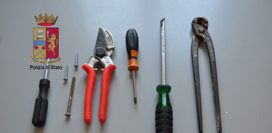 EVADE DAI DOMICILIARI: LO RINTRACCIANO IN VESPA, CON IL KIT DEL PERFETTO SCASSINATORE