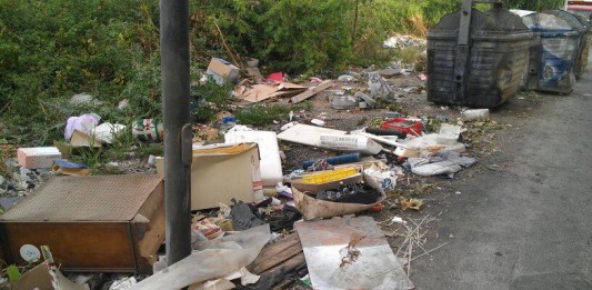 DISCARICA ABUSIVA A CAMARO SUPERIORE, CITTADINI COSTRETTI A INTERVENIRE A PROPRIE SPESE
