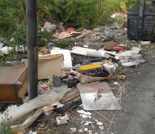 DISCARICA ABUSIVA A CAMARO SUPERIORE, CITTADINI COSTRETTI A INTERVENIRE A PROPRIE SPESE