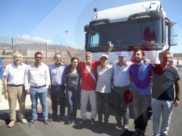 LA GIUNTA FA MURO CONTRO I TIR: IN STRADA A SOSTENERE POLITICAMENTE LA NUOVA ORDINANZA, CAMIONISTI TENTANO DI SFONDARE IL BLOCCO