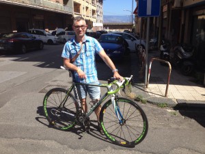 Alberto Lanza con la bicicletta con cui Nibali ha vinto la Vuelta del 2010