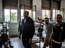 MIGRANTI, PUNTO SANITARIO PRIMO SOCCORSO DELLA CROCE ROSSA ALLA SCUOLA PASCOLI