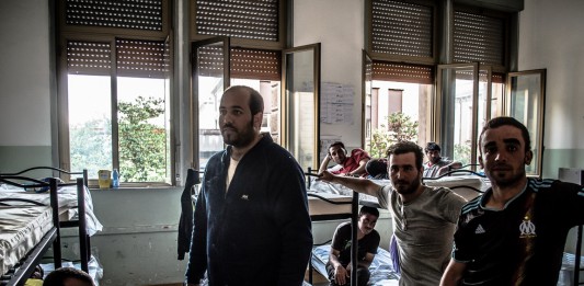 MIGRANTI, PUNTO SANITARIO PRIMO SOCCORSO DELLA CROCE ROSSA ALLA SCUOLA PASCOLI