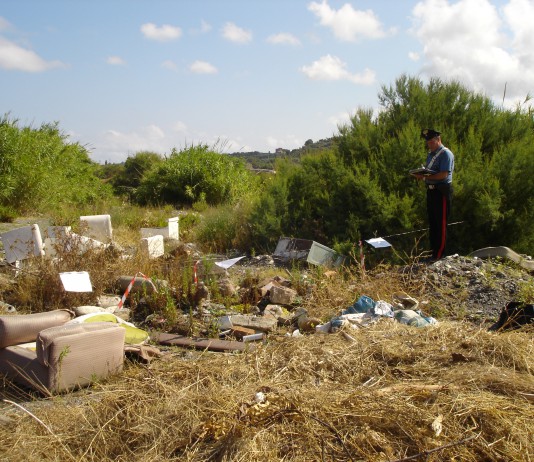DISCARICHE ABUSIVE NEL TORRENTE MELA, PAURA PER L’AMIANTO CHE RISCHIA DI FINIRE IN MARE
