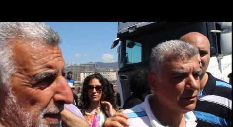 TENSIONE SUL CAVALCAVIA, ACCORINTI AFFRONTA TIR E LAVORATORI MESSINAMBIENTE. REAZIONE DEI CAMIONISTI – VIDEO