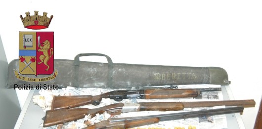 NASCONDEVA ARMI NELL’ARMADIO DI CASA: ARRESTATO DALLA POLIZIA