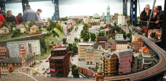 MINIATUR WUNDERLAND: FENOMENALI RICOSTRUZIONI TERRESTRI IN UN MINUSCOLO SPAZIO VITALE