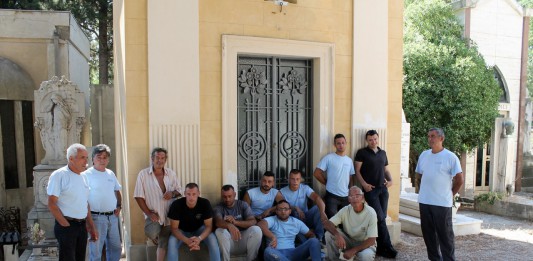 SERVIZI CIMITERO, LAVORATORI PRESIDIANO GRAN CAMPOSANTO IN ATTESA DI 5 MENSILITA’ ARRETRATE