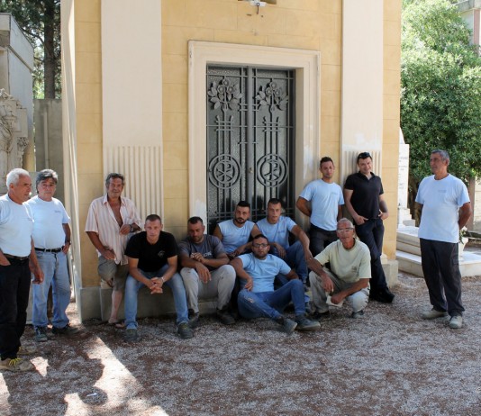 SERVIZI CIMITERO, LAVORATORI PRESIDIANO GRAN CAMPOSANTO IN ATTESA DI 5 MENSILITA’ ARRETRATE