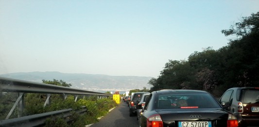 Maltempo, pozzanghera d’acqua paralizza traffico sulla Messina – Catania per 4 ore