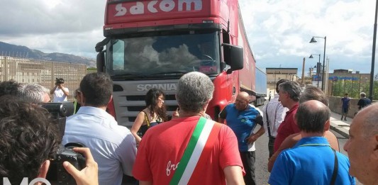 BLOCCO ANTITIR SUL CAVALCAVIA: CON IL SINDACO MURO UMANO, I CAMIONISTI “FERMEREMO LE AUTO”