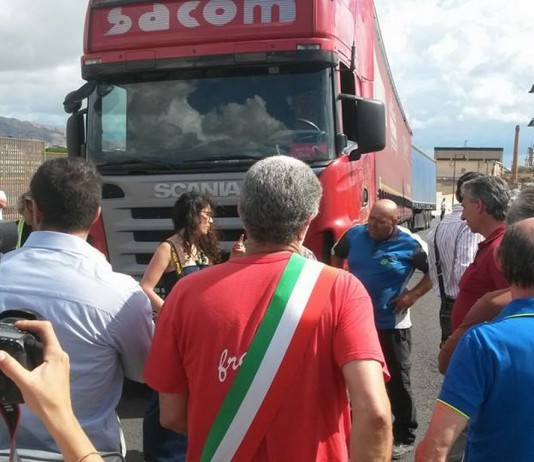 BLOCCO ANTITIR SUL CAVALCAVIA: CON IL SINDACO MURO UMANO, I CAMIONISTI “FERMEREMO LE AUTO”
