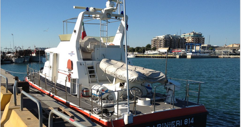 SALINA: GOMMONE ALLA DERIVA, IMPRESARIO E DUE CANI SALVATI DAI CARABINIERI