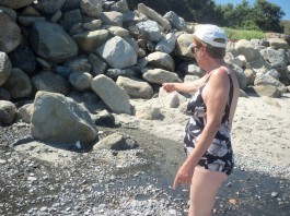 FOGNA DIRETTAMENTE IN MARE A MARMORA, QUARTIERE DENUNCIA: “PERICOLO PER I BAGNANTI”