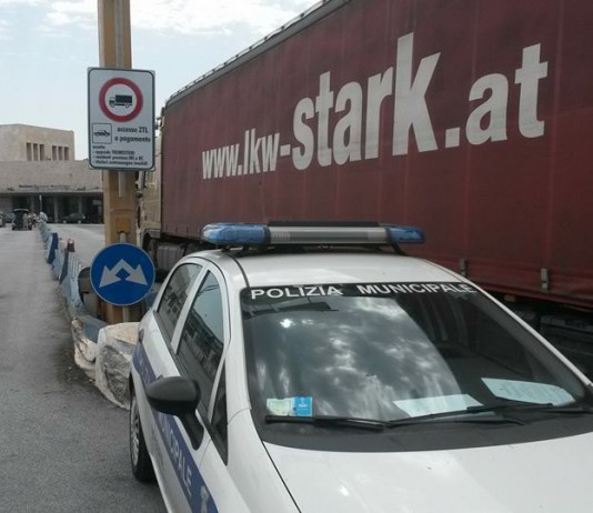 AL VIA PROVVEDIMENTO ANTI TIR, CAVALCAVIA PRESIDIATO. GIA’ ESEGUITI PRIMI BLOCCHI (FOTOGALLERY)