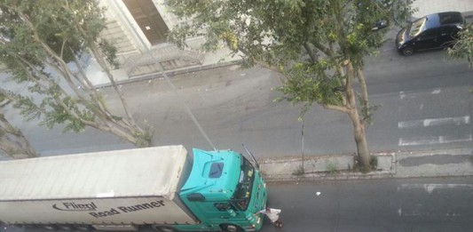 TRAGEDIA SFIORATA IN VIA LA FARINA, TIR PROVOCA CADUTA DI UN CICLISTA. PASSANTI FERMANO CAMIONISTA