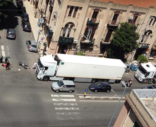 INCIDENTE SUL BOCCETTA: TIR CENTRA SCOOTER