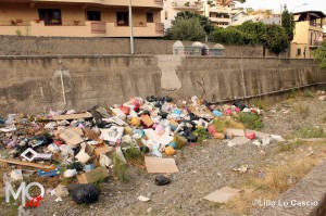 21 agosto 2014 Zafferia, i rifiuti invadono il torrente a ridosso di villa Cianciafara (5)