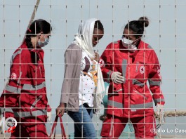 Sbarco record a Messina: 683 i profughi. Al molo Marconi anche due salme. L’EUtanasia continua