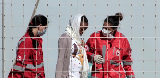 Sbarco record a Messina: 683 i profughi. Al molo Marconi anche due salme. L’EUtanasia continua