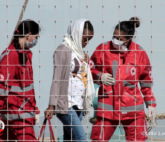 Sbarco record a Messina: 683 i profughi. Al molo Marconi anche due salme. L’EUtanasia continua
