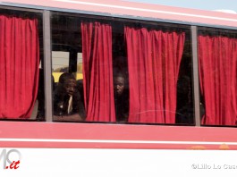 MIGRANTI, ALTRI 200 SBARCATI IN CITTA’ A BORDO DI UN MERCANTILE. ANDRANNO IN PROVINCIA