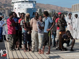 SBARCO 309 PROFUGHI SIRIANI, FERMATO POSSIBILE SCAFISTA: E’ UN 32ENNE EGIZIANO