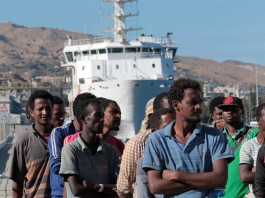 MIGRANTI: IN 92 SU UN GOMMONE, MINACCIATI CON LE ARMI, SENZA ACQUA NE’ VIVERI. FERMATI GLI SCAFISTI