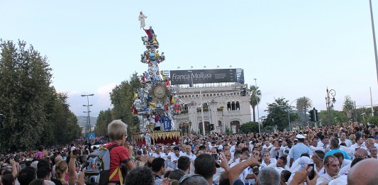 VARA, MESSINA UNITA IN PROCESSIONE. MA IL PREFETTO RIMANE ALLA FINESTRA – FOTOGALLERY