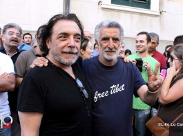 BAGNO DI FOLLA PER L’ISOLA, FRASSICA “DIFENDIAMOLA” (FOTOGALLERY)