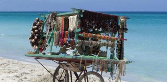 ISOLA BELLA, TAORMINA: AGGRESSIONE RAZZISTA CONTRO AMBULANTE, ARRESTATI DUE FRATELLI