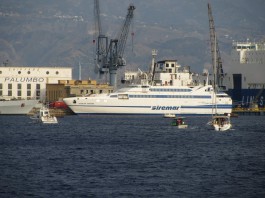 BARCA A VELA IN AVARIA FINISCE SUGLI SCOGLI, SOCCORSA DA PESCHERECCIO E MOTOVEDETTA
