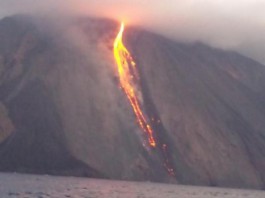 STROMBOLI, IL VULCANO REGALA SPETTACOLO AI TURISTI