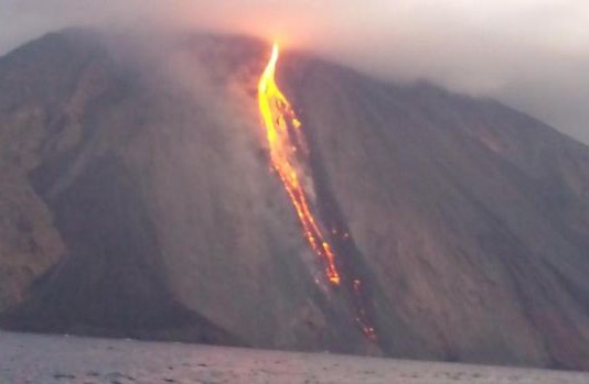 STROMBOLI, IL VULCANO REGALA SPETTACOLO AI TURISTI