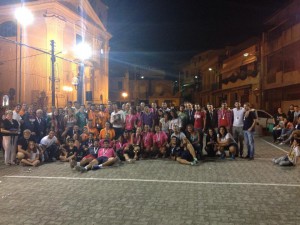 Foto di gruppo scattata dopo la premiazione finale, con staff e giocatori