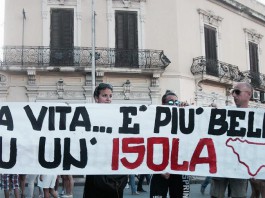 MIGLIAIA DI MESSINESI SFILANO NELL’ISOLA PEDONALE PER RIPRENDERSI LA LIBERTA’