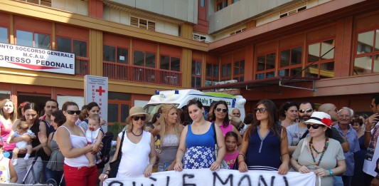 PAPARDO, MAMME IN PROTESTA. COMITATO AURORA: “PUNTO NASCITA DEVE RESTARE”. DIREZIONE: “E’ PERICOLOSO”